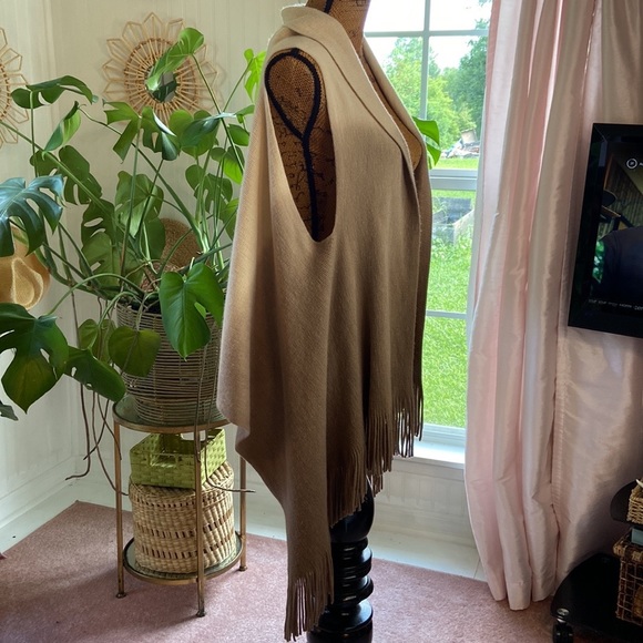 Neutral Beige Tan Fringe Poncho Open Front Shrug Ruana - Picture 2 of 4